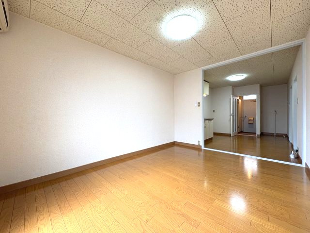 シャンポール新川の居間・リビング|洋室6帖
