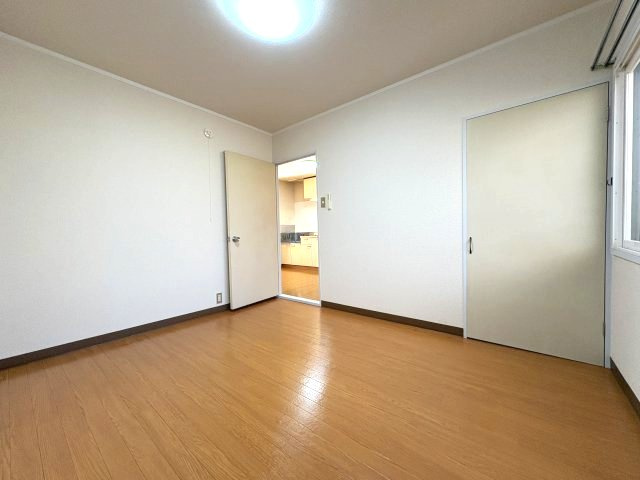 シャンポール新川の洋室|洋室6帖（DK側）