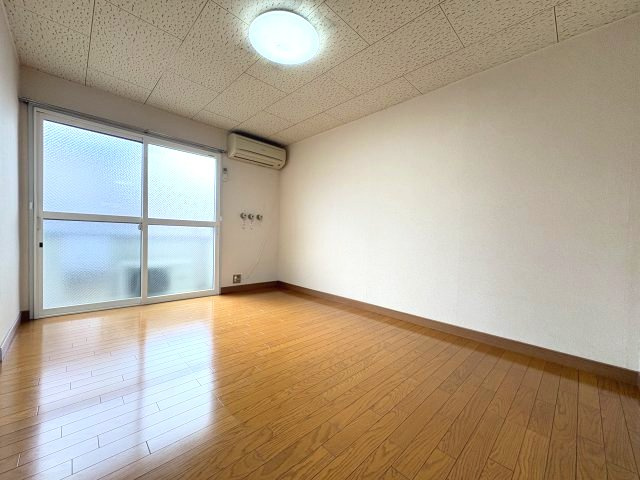 シャンポール新川の居間・リビング|洋室6帖