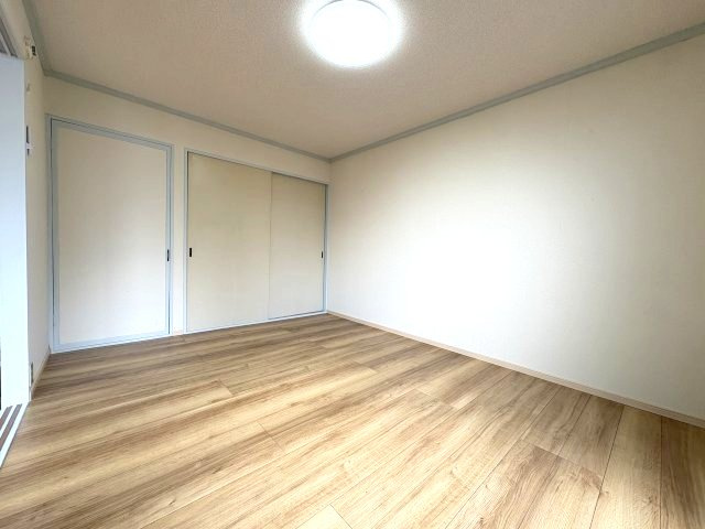 シャンポール新川の洋室|洋室6帖（バルコニー側）