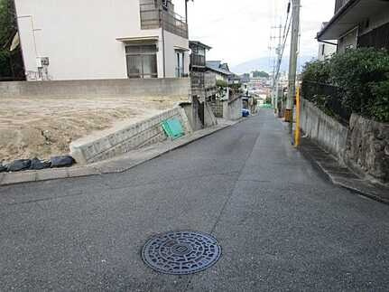 広島市安佐南区山本5丁目　新築一戸建ての前面道路含む現地写真