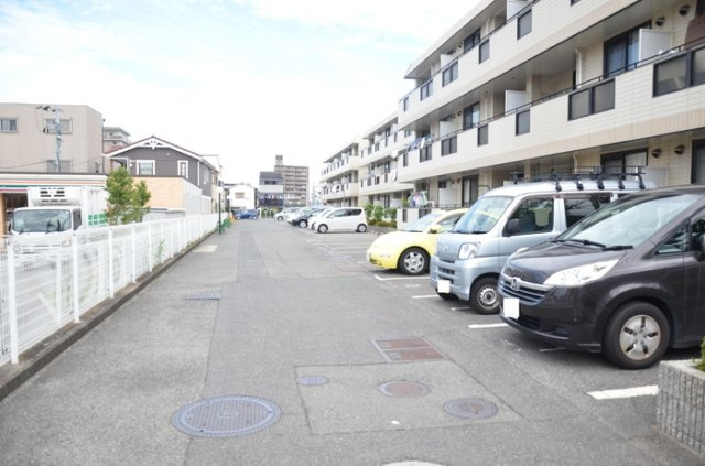 ヴァンベールしののめ　B棟の駐車場