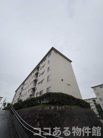 神陵台東住宅48号棟の外観