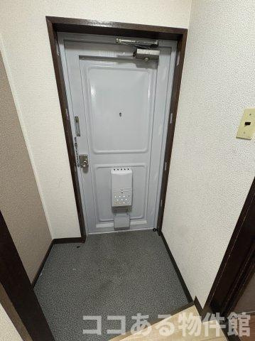 神陵台東住宅48号棟の玄関