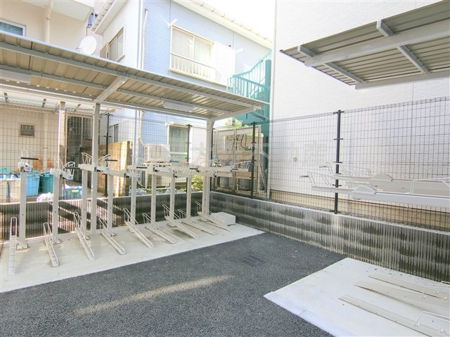 ラフィスタ多摩川のその他共用部分|屋根付きラック式の駐輪場　空き状況等詳細はお問合せください。