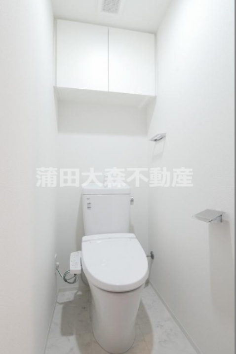 ラフィスタ多摩川のトイレ|吊戸棚と温水洗浄便座付きのトイレ