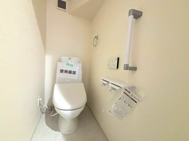 所沢市下安松　新築戸建てのトイレ|清潔感あふれる温水洗浄便座付きトイレ♪便利な手洗い機能に加え、壁面には小物を置ける棚や手すりを設置！シンプルで落ち着いた内装は、お掃除もしやすく、毎日快適にお使いいただける空間です。