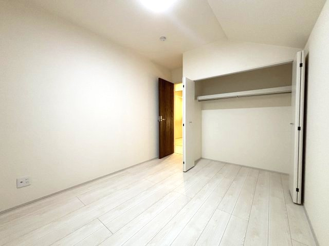 所沢市下安松　新築戸建ての洋室|白を基調とした明るく清潔感のある洋室♪大容量のクローゼットを備え、衣類や季節物もすっきり収納できます！シンプルな内装で家具の配置もしやすく、寝室や子ども部屋などライフスタイルに合わせて活用できます。