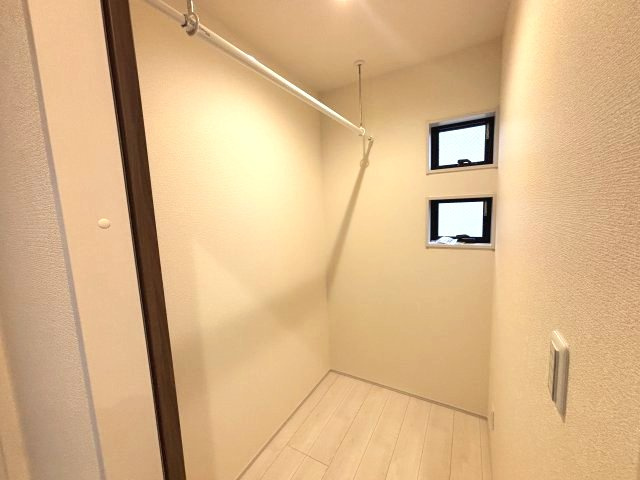 所沢市下安松　新築戸建ての収納|衣類をたっぷり収納できるウォークインクローゼットを完備！ハンガーパイプ付きで洋服を掛けたまま整理でき、毎日のコーディネートもスムーズ♪季節物やバッグなどもまとめて収納でき、お部屋をすっきり広く使えます