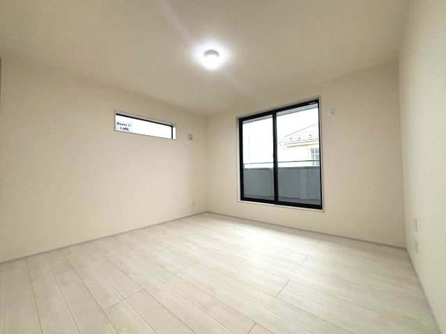 所沢市下安松　新築戸建ての洋室|ゆとりある7.8帖の洋室は、ご夫婦の主寝室にぴったり♪大きな窓から自然光が差し込む明るい空間です！バルコニーに面しており、開放感も魅力♪