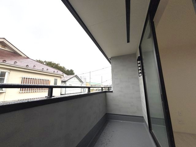 所沢市下安松　新築戸建てのバルコニー|洋室7.8帖から出入りできるバルコニー♪屋根付きなので急な雨でも洗濯物が濡れにくく、毎日のお洗濯にも便利！外の空気を感じながらリフレッシュできる、暮らしにゆとりをもたらす空間です。