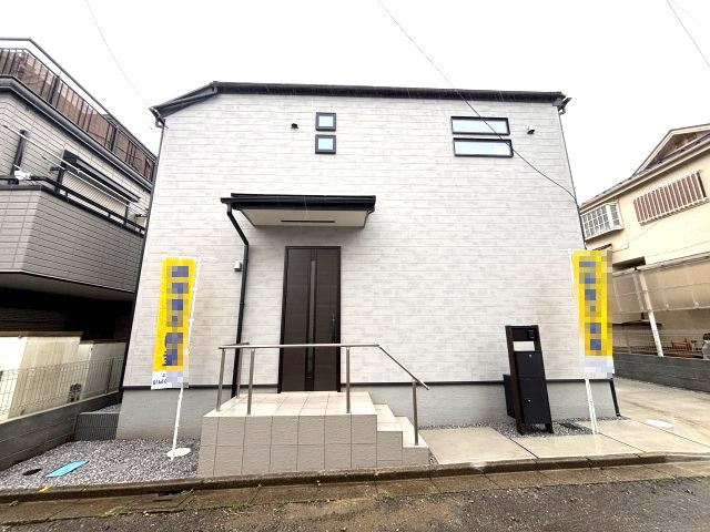 所沢市下安松　新築戸建ての外観|ホワイト×ブラックの洗練されたツートンカラーが魅力の新築戸建♪シンプルながらも存在感のあるスタイリッシュな外観が目を引きます！ご家族の新しい暮らしにぴったりの住まいです！