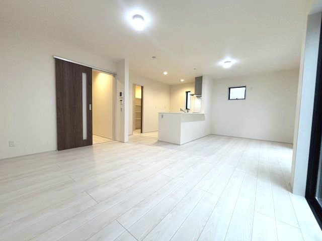 所沢市下安松　新築戸建ての居間・リビング|約17.7帖のゆとりあるLDK！白を基調とした明るく開放的な空間は、どんなインテリアとも相性抜群♪ご家族が自然と集まり、笑顔あふれるくつろぎの時間をお過ごしいただけます。