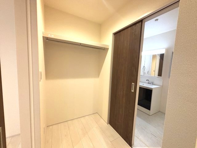 所沢市下安松　新築戸建ての収納|洗面室のすぐそばに便利なファミリークロークを設置！衣類やタオル、日用品などをまとめて収納でき、毎日の身支度や洗濯後の片付けもスムーズ♪家事動線に配慮された、暮らしやすさが魅力の間取りです！