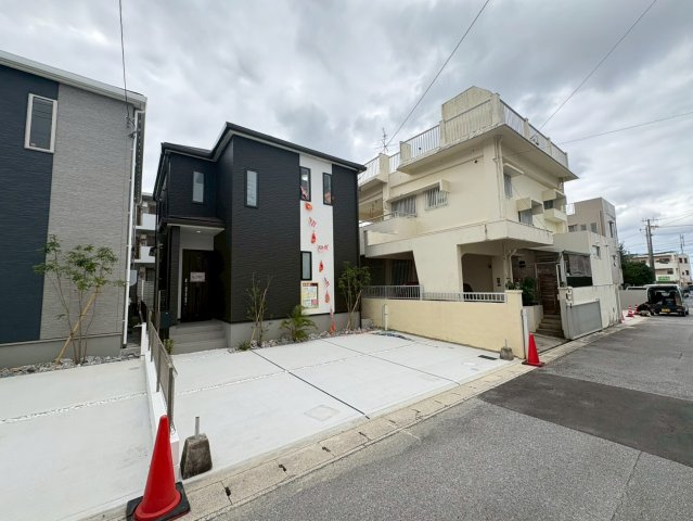＋＋沖縄市泡瀬１丁目-B号棟（全2棟）の駐車場