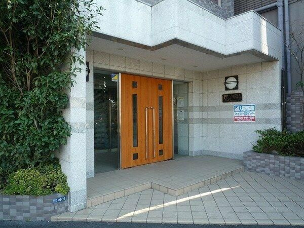 スカイコートヌーベル新宿落合のエントランス