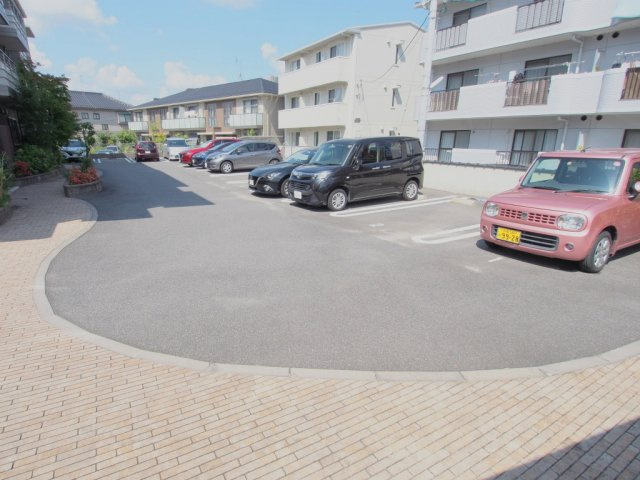 コンチェルト安東の駐車場