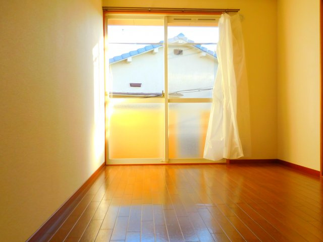 ルミエール安満の洋室