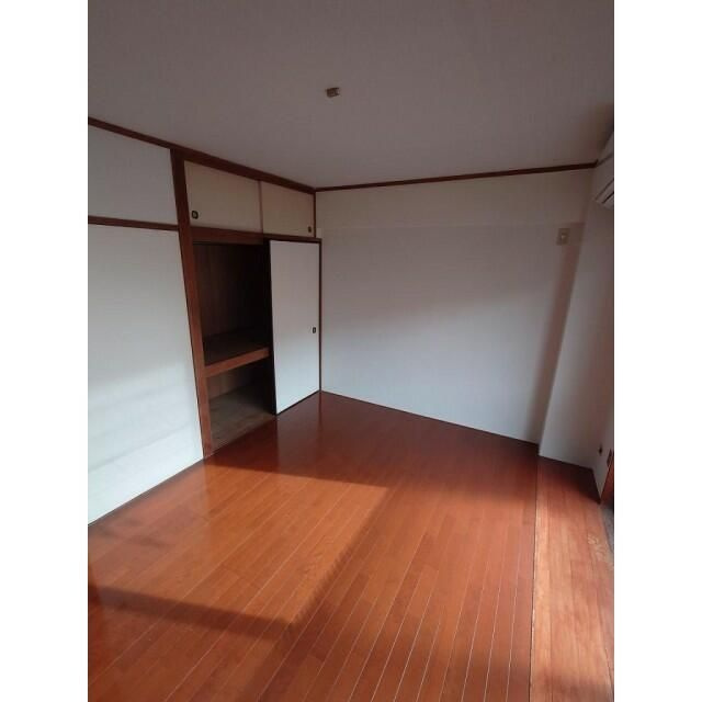 栄マンションの寝室