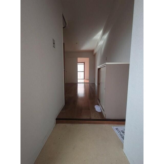 栄マンションの玄関