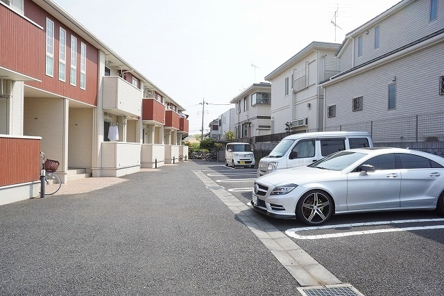 メゾンフランの駐車場