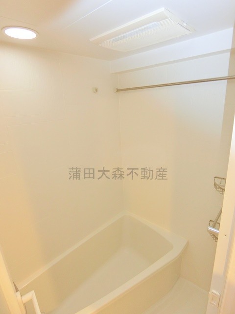 SYFORME下丸子Asyl Courtの浴室|窓と浴室乾燥暖房機付き足がのばせるバスタブ！バスルーム　お風呂