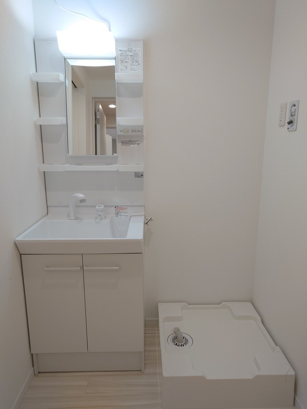 ゆったりとスペースのある洗面所
