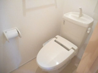 落ち着いた色調のトイレです