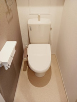 落ち着いた色調のトイレです