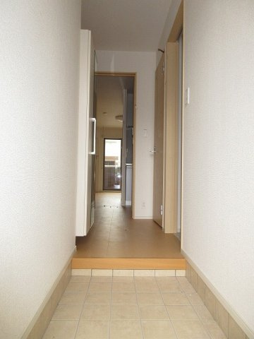 収納もある玄関です