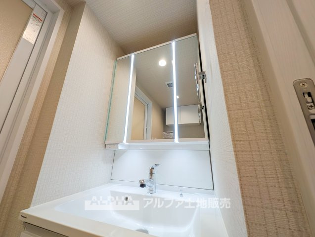 ライオンズマンション多摩川河辺の独立洗面台|【Clean Washroom】◆使いやすい洗面空間◆洗面化粧台を新規交換し、床材も一新。明るくすっきりとした空間で、毎日の身支度を気持ちよく行えます。