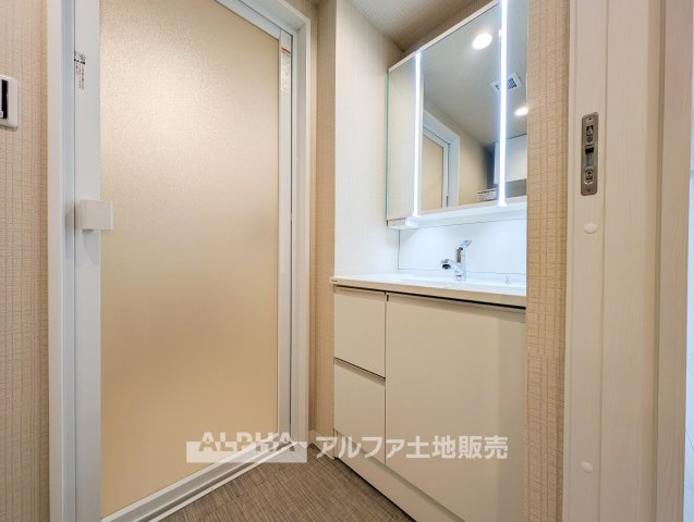 ライオンズマンション多摩川河辺の独立洗面台|【Morning Comfort】◆新規交換の洗面化粧台◆清潔感のある洗面スペース。毎朝の身支度や帰宅後の手洗いなど、日常生活を快適にする設備です。