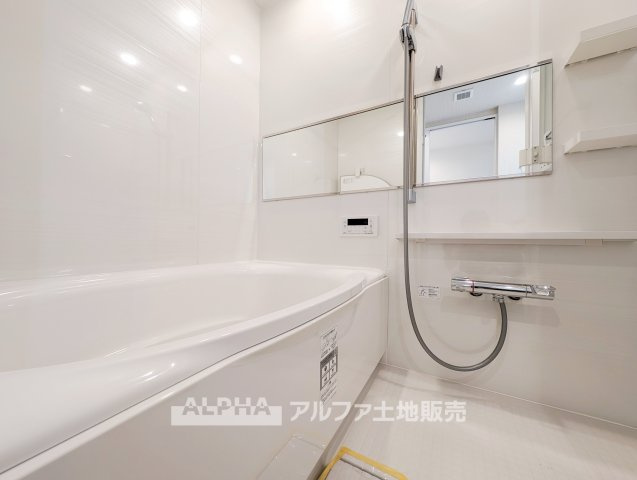 ライオンズマンション多摩川河辺の浴室|【Relax Bath】◆システムバス新規交換◆新しく生まれ変わった浴室で、一日の疲れを癒やすバスタイム。落ち着いた空間でくつろぎの時間を楽しめます。