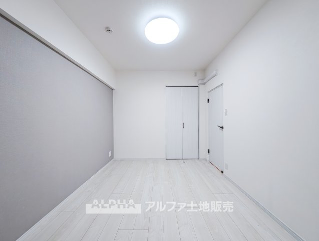 ライオンズマンション多摩川河辺の洋室|【Comfort Room】◆約5帖の洋室◆寝室や子ども部屋、書斎など幅広い用途に対応。生活スタイルに合わせて家具の配置を楽しめる居室です。