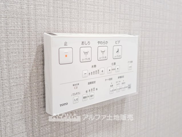 ライオンズマンション多摩川河辺のトイレ|【Clean Restroom】◆温水洗浄便座付きトイレ◆便器を新規交換し、床材やクロスも一新。清潔感のある空間で、毎日気持ちよく利用できます。