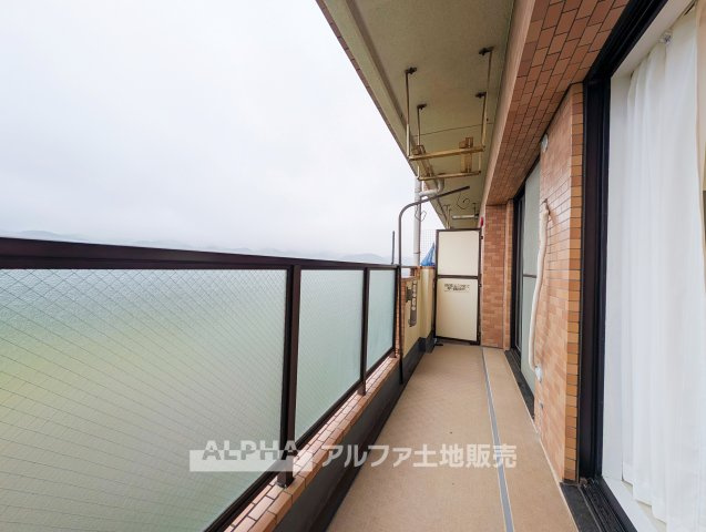 ライオンズマンション多摩川河辺のバルコニー|【Open Balcony】◆7.68平米のバルコニー◆5階部分から外の景色を楽しめる屋外スペース。洗濯物を干す場所としても活躍し、日々の暮らしに開放感を添えます。