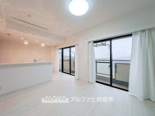 ライオンズマンション多摩川河辺の居間・リビング|【Cozy Living】◆約12帖のLDK◆家族との会話が弾む、対面式キッチンのある住空間。