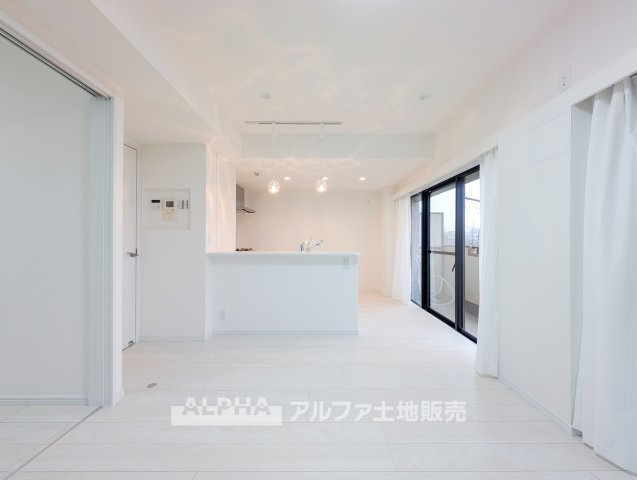 ライオンズマンション多摩川河辺の居間・リビング|【Bright Living】◆明るく開放的なリビング◆約12帖のLDKは、家族が自然と集まる住空間。対面式キッチンから室内を見渡せる間取りです。