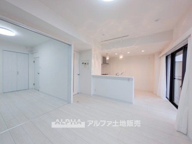 ライオンズマンション多摩川河辺の居間・リビング|【Modern Living】◆新規フルリノベーション済◆アクセントクロスが室内を彩るLDK。新しい内装に囲まれながら、家族との団らんを楽しめます。