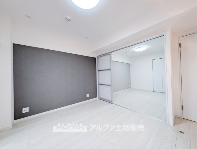 ライオンズマンション多摩川河辺の居間・リビング|【Natural Living】◆心地よい住空間◆新規施工されたフローリングとアクセントクロスが調和。家具やインテリアを選ぶ楽しみが広がるリビングです。