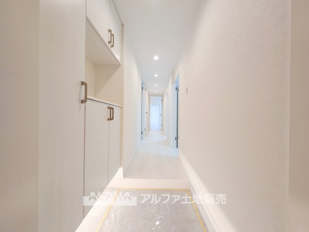 ライオンズマンション多摩川河辺の玄関|【Welcome Home】◆すっきり整う玄関◆シューズボックスを備えた玄関スペース。靴を整理して収納でき、毎日の外出や帰宅を気持ちよく迎えられます。