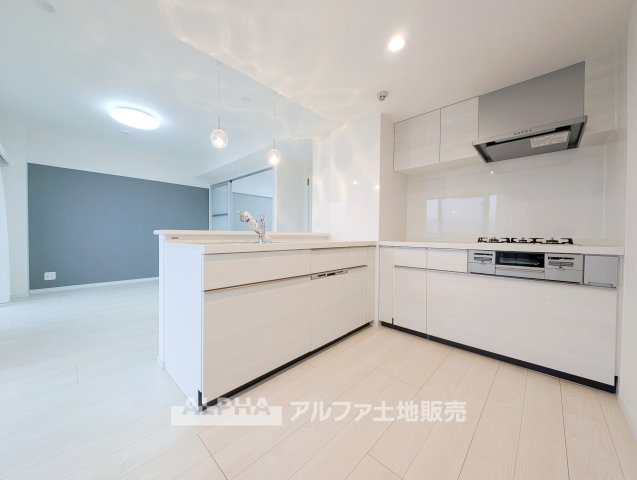 ライオンズマンション多摩川河辺のキッチン|【Open Kitchen】◆開放感のある対面式キッチン◆リビングを見渡しながら調理ができる設計。家族との会話を楽しみながら料理を進められます。