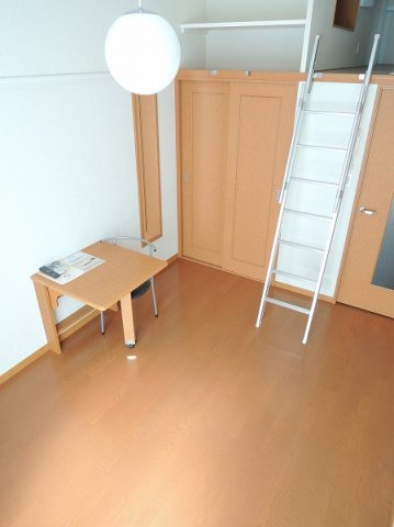 明るい色調の室内です