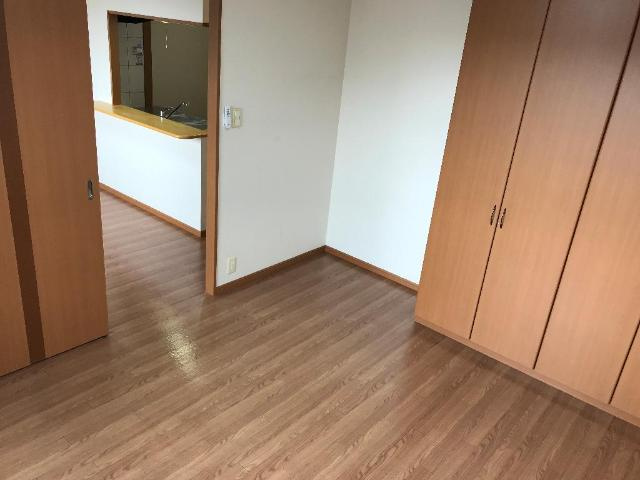 サンライズ高町の内装|リビング横の6.2帖洋室