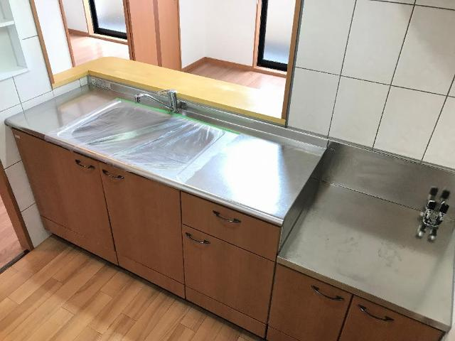 サンライズ高町のキッチン|幅が広く作業しやすい対面キッチン