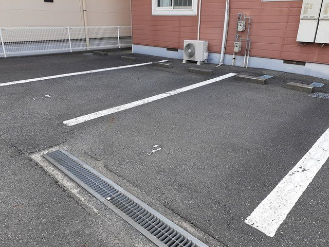 リバティさつきＢの駐車場