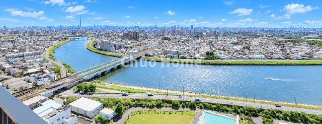 シティタワー金町タワー棟の展望|手を伸ばせば、ふれることが出来そうな環境が、そのままインテリアになったような印象です。その豊かな眺望にふさわしい空間には、通風・採光にも優れ、心地よい光と風があふれています