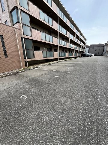 リヴィエール園田の駐車場