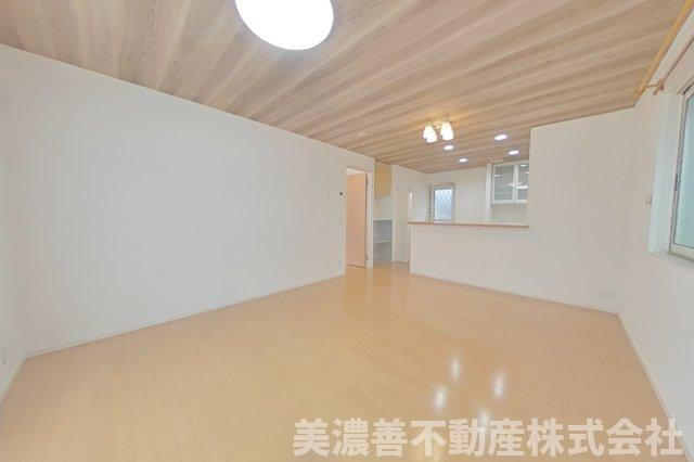 ６７５９７　愛知県一宮市浅野中古戸建ての居間・リビング