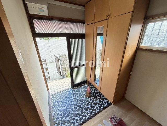 寝屋川市本町戸建の玄関